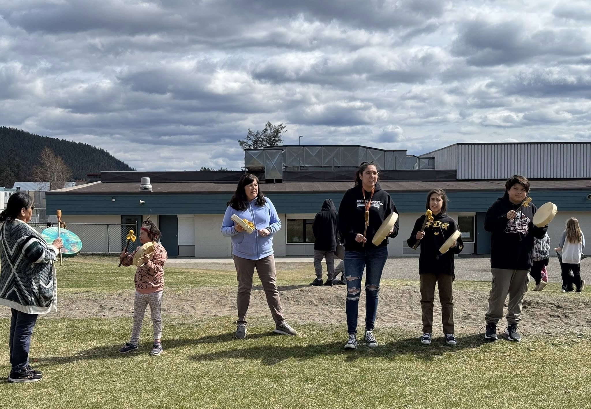 Nesika Welcomes Spring with Song